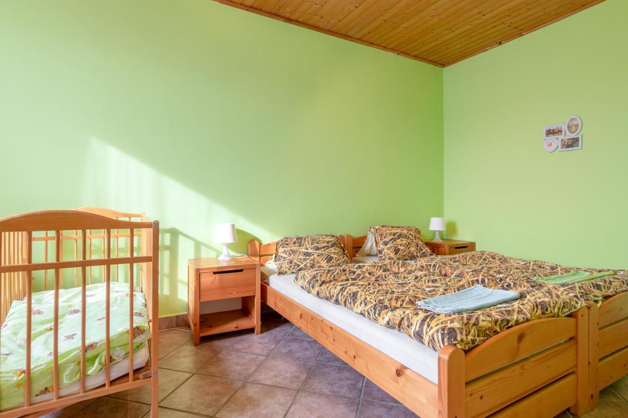 Farma Slunecny Dvur Apartmany A Family Stany Strecha Pod Strechou Hermanuv Mestec Dış mekan fotoğraf