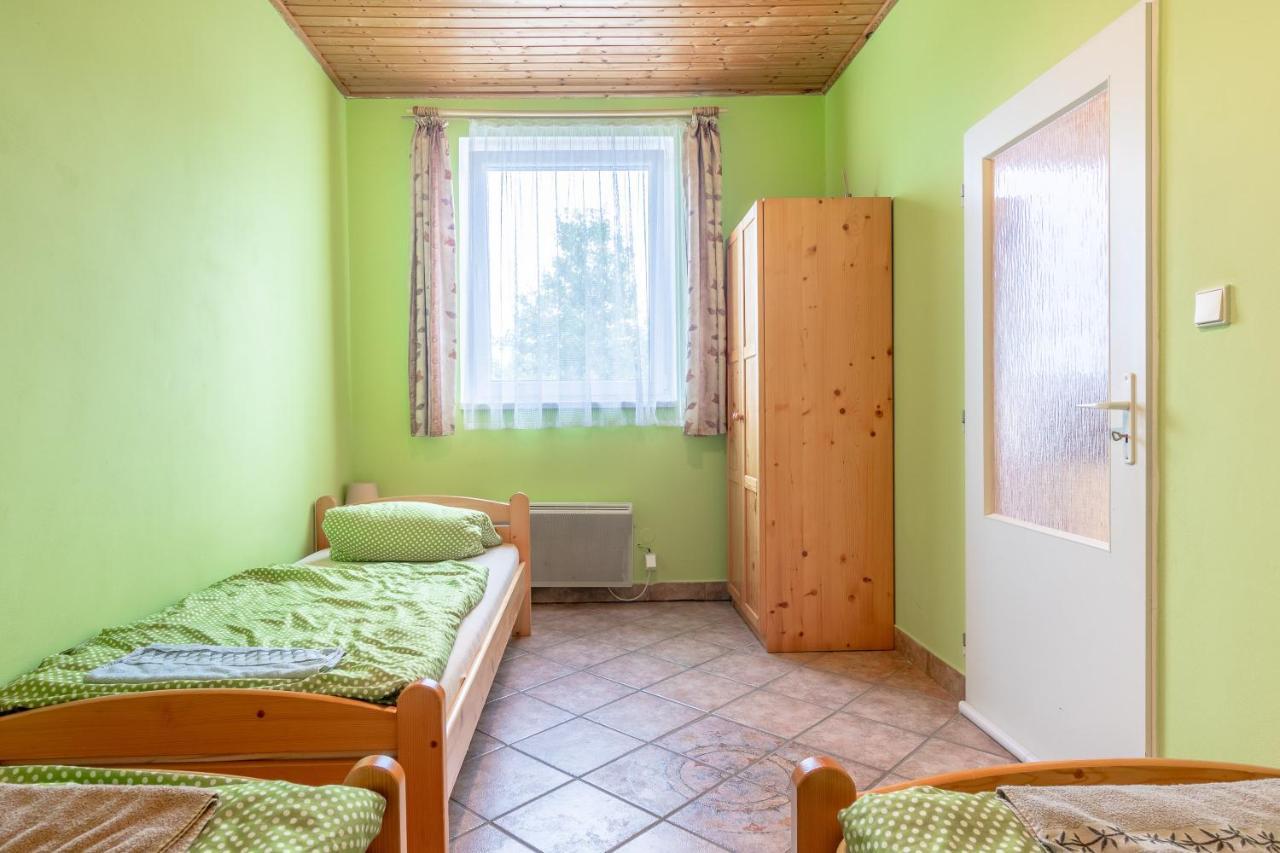 Farma Slunecny Dvur Apartmany A Family Stany Strecha Pod Strechou Hermanuv Mestec Dış mekan fotoğraf
