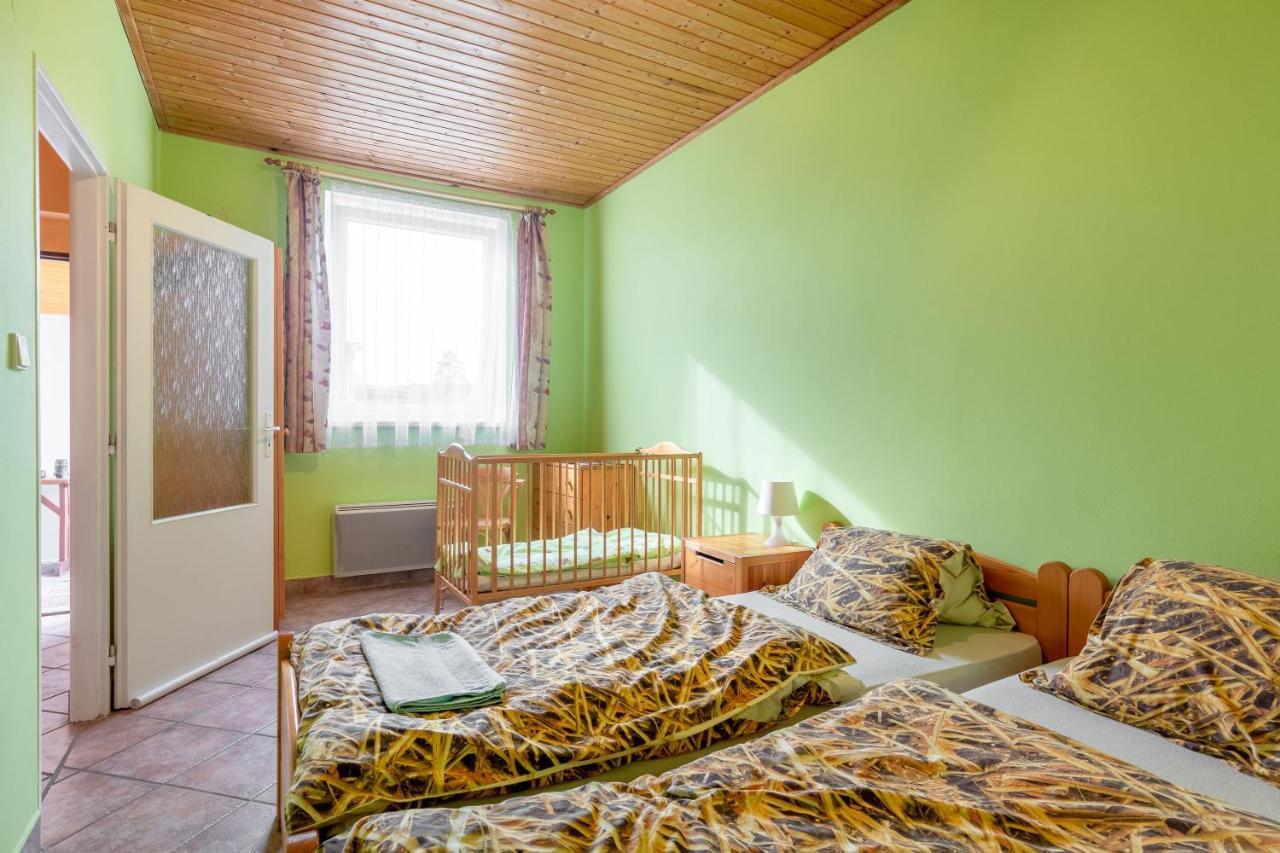 Farma Slunecny Dvur Apartmany A Family Stany Strecha Pod Strechou Hermanuv Mestec Dış mekan fotoğraf