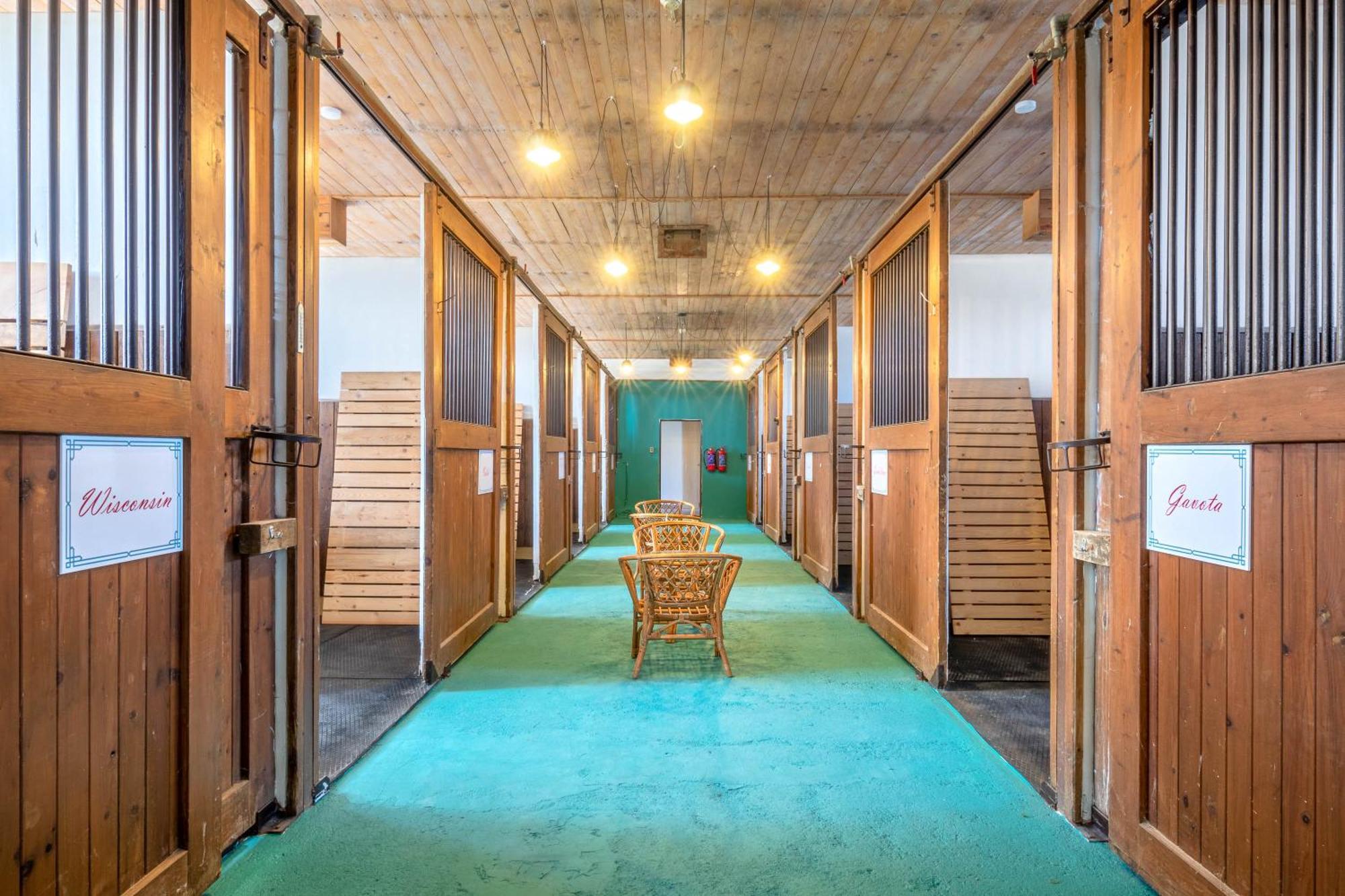 Farma Slunecny Dvur Apartmany A Family Stany Strecha Pod Strechou Hermanuv Mestec Dış mekan fotoğraf